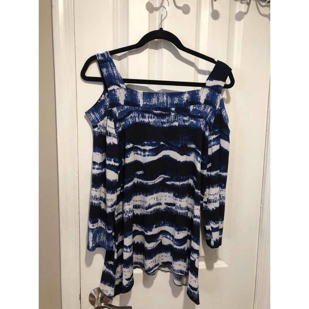 eve and maddie cold shoulder top L